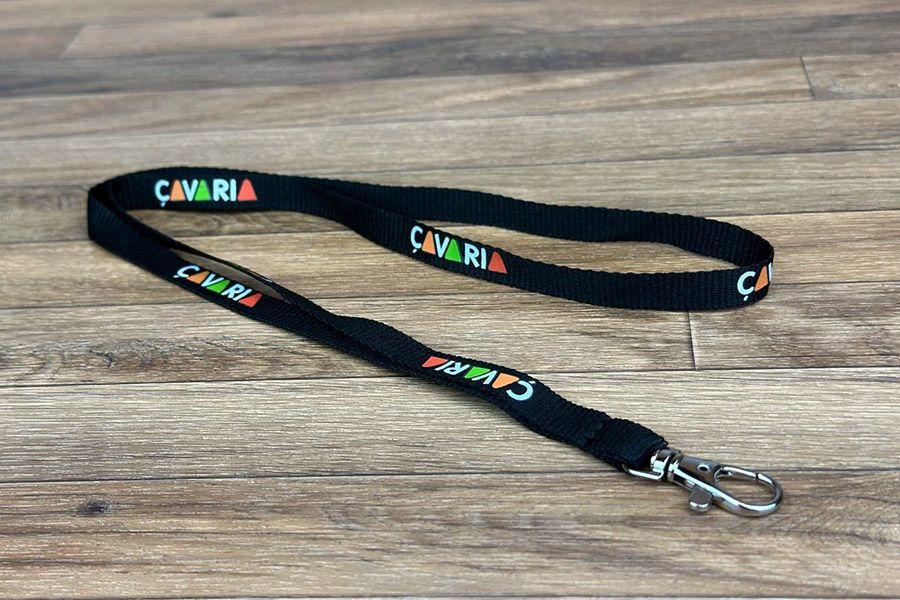 zwarte lanyard van 10mm breed met zeefdruk in 4 kleuren voor Cavaria
